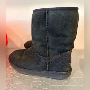Short ugg boot. Black size 7